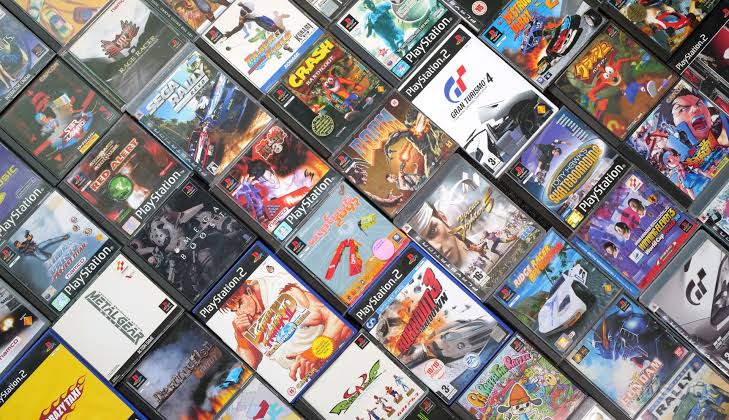 Collectible PS1, PS2 and PS3 video games displayed with original PlayStation cases and physical discs for retro gaming collectors.